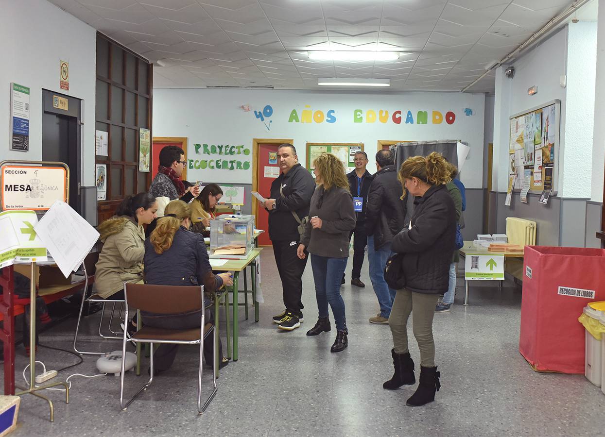 Votando en una de las mesas habilitada en el colegio Camilo Hernández