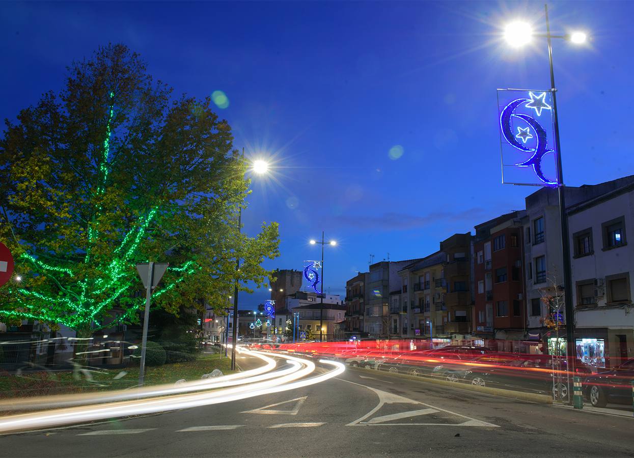 Iluminación de navideña en una de las avenidas de la ciudad