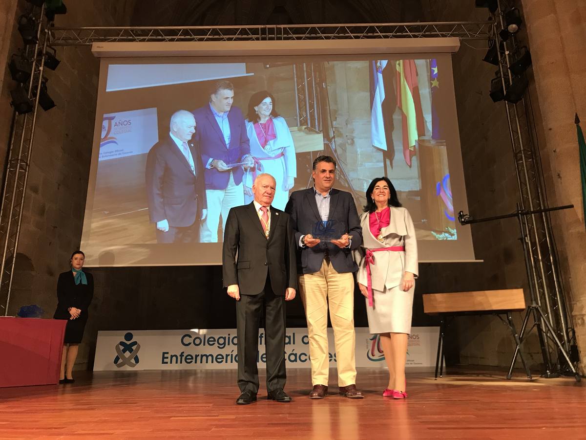 El alcalde recibiendo el premio