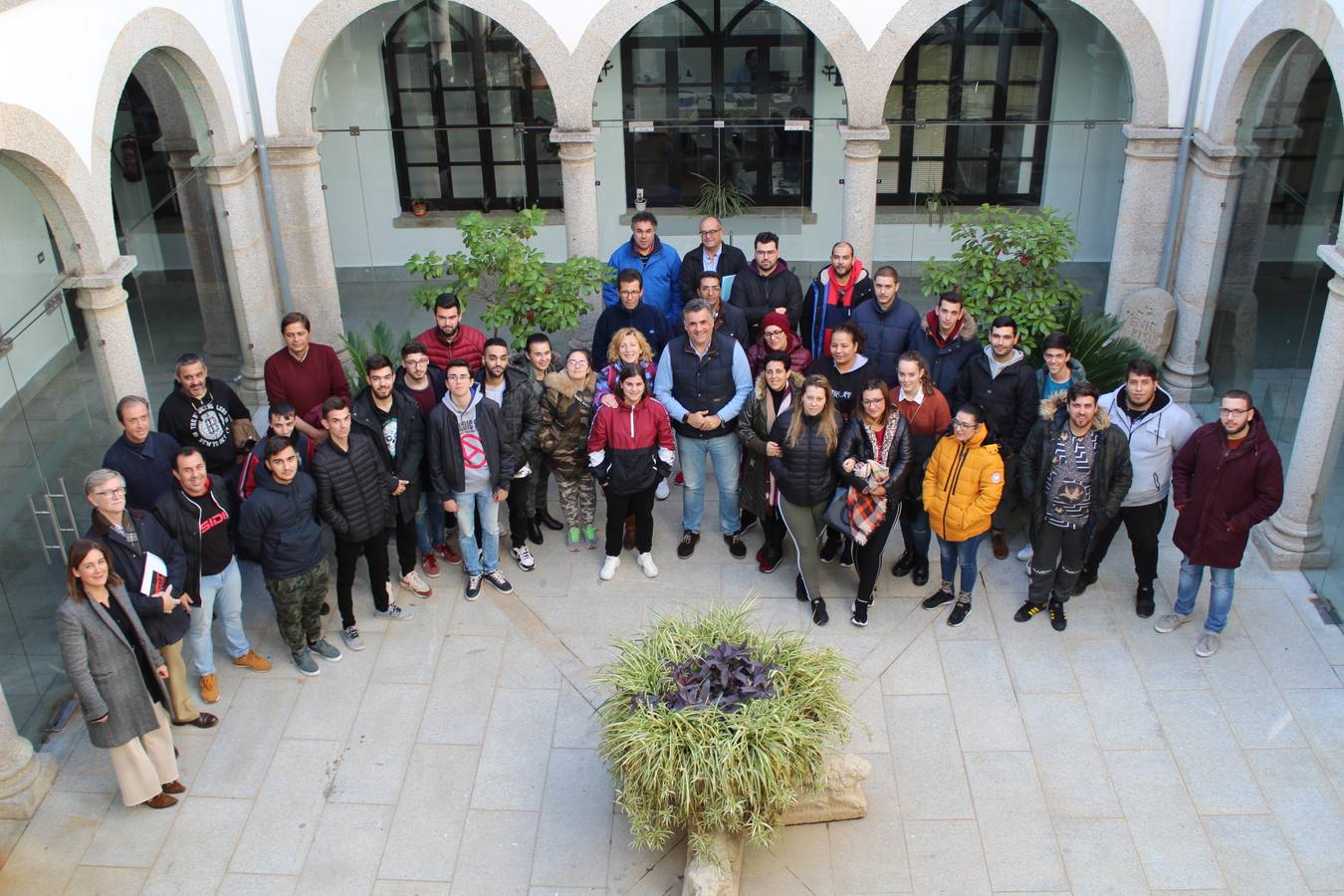 Alumnos de las escuelas junto con profesores y miembros del Ayuntamiento