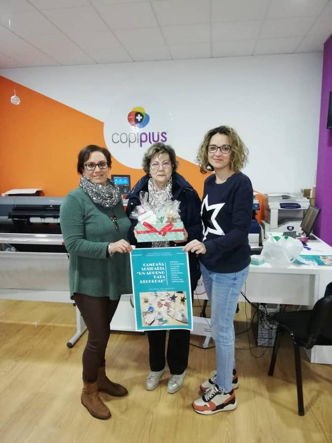 Entrega de los adornos en una de las casas colaboradoras