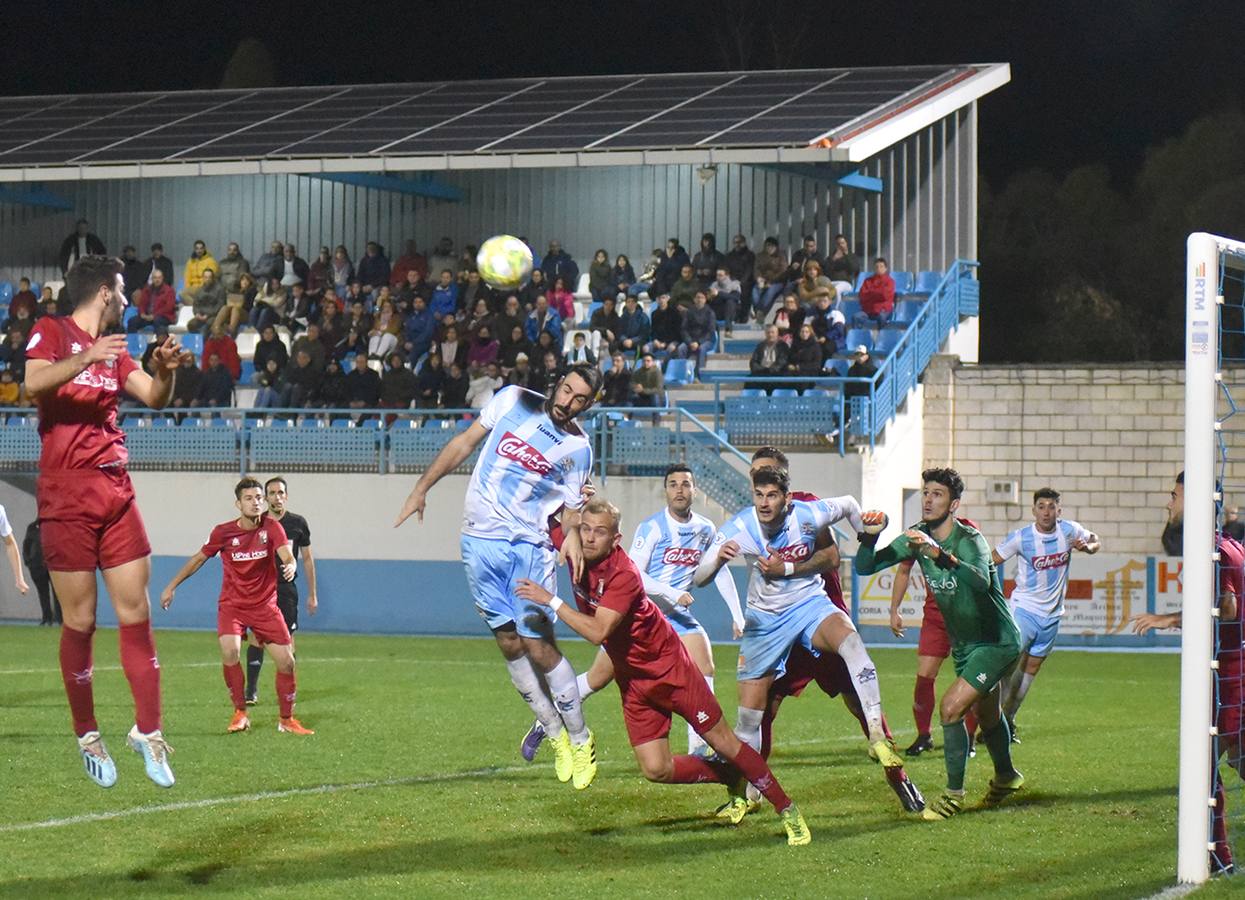 Mahillo luchando por un balón aéreo