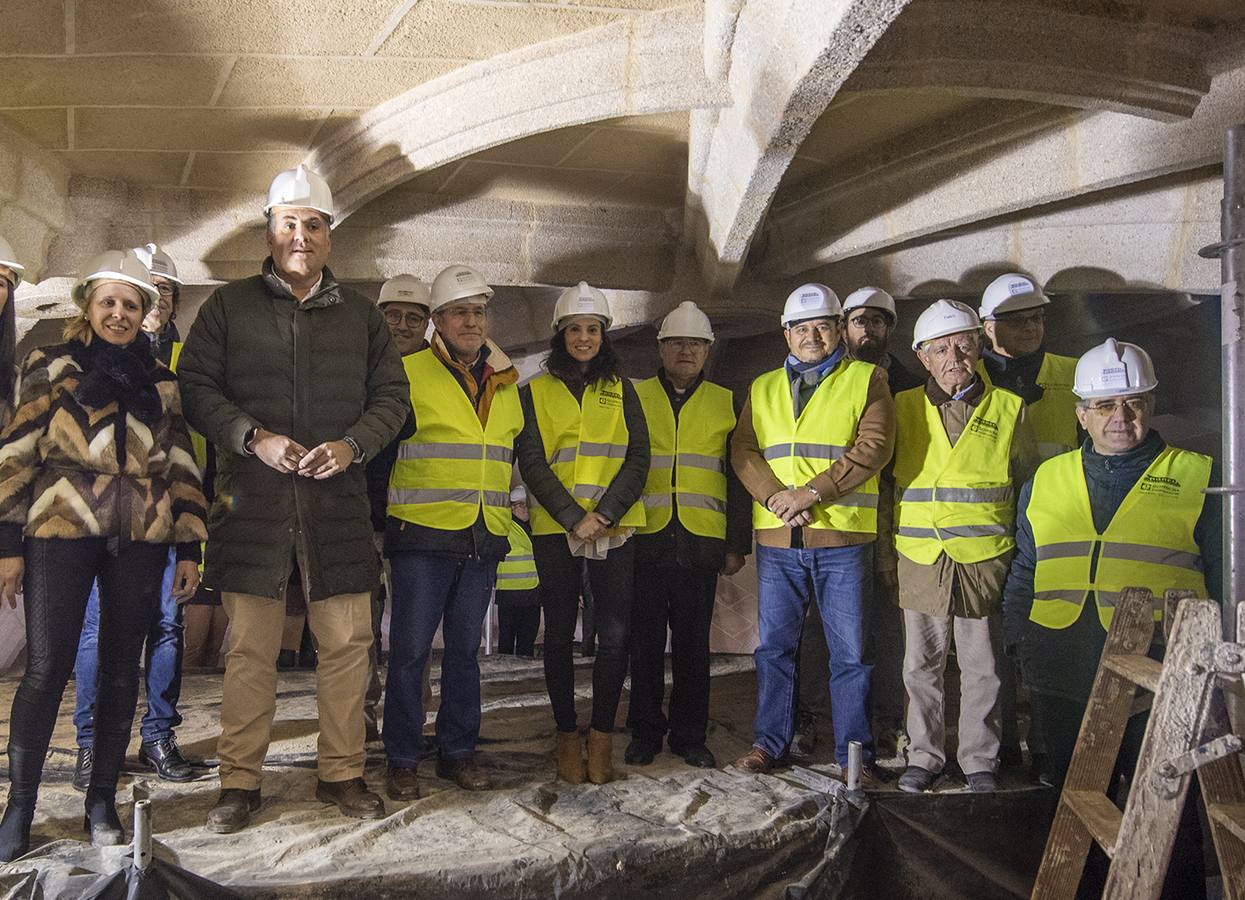 Autoridades y técnicos durante la visita