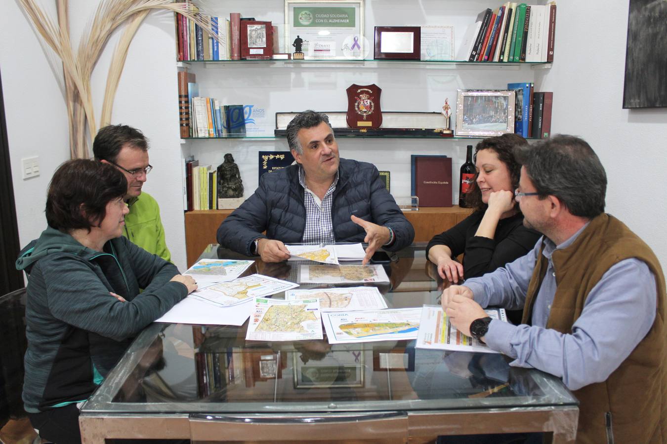 El alcalde con miembros del nuevo Club de Orientación