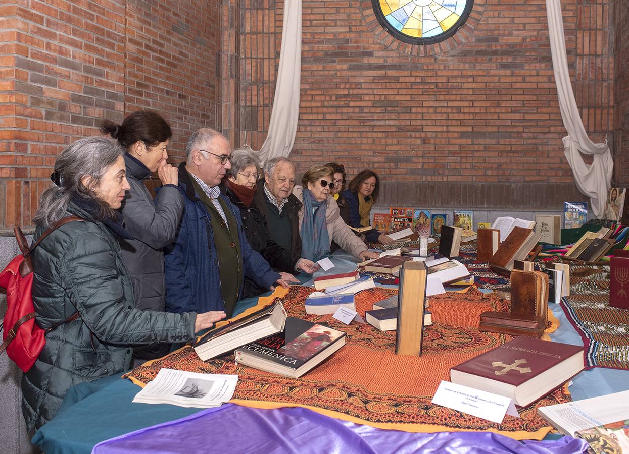Visitando la exposición en la parroquia