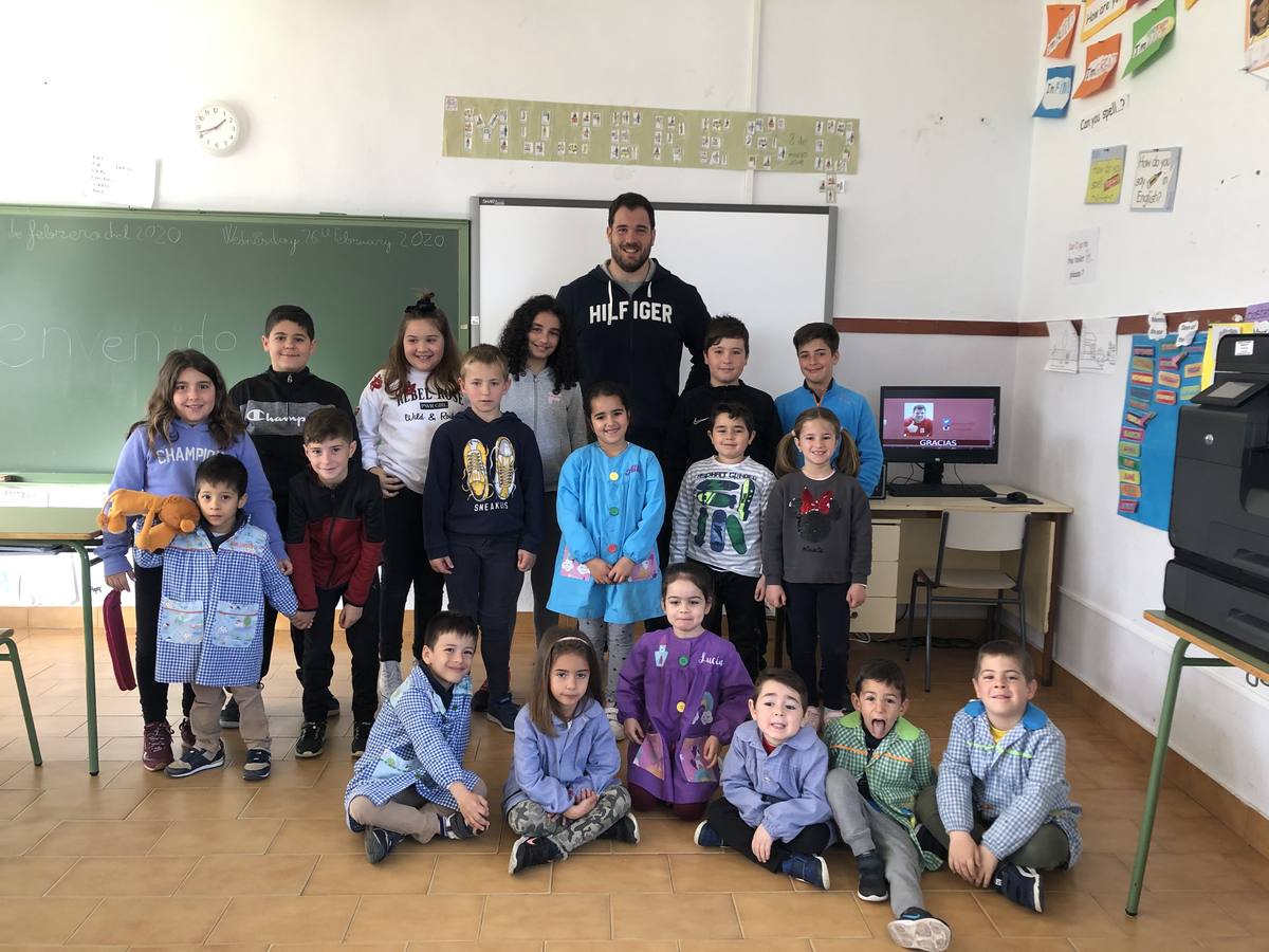 Javier Cienfuegos con los alumnos del CEIP San José Obrero