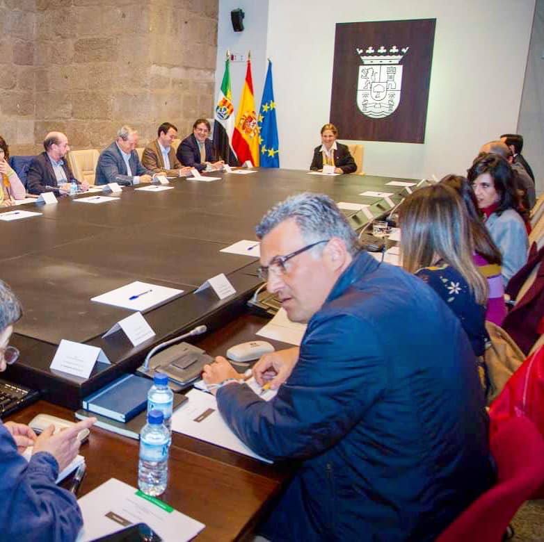 El alcalde en la mesa de lconsejo de política local de Extremadura
