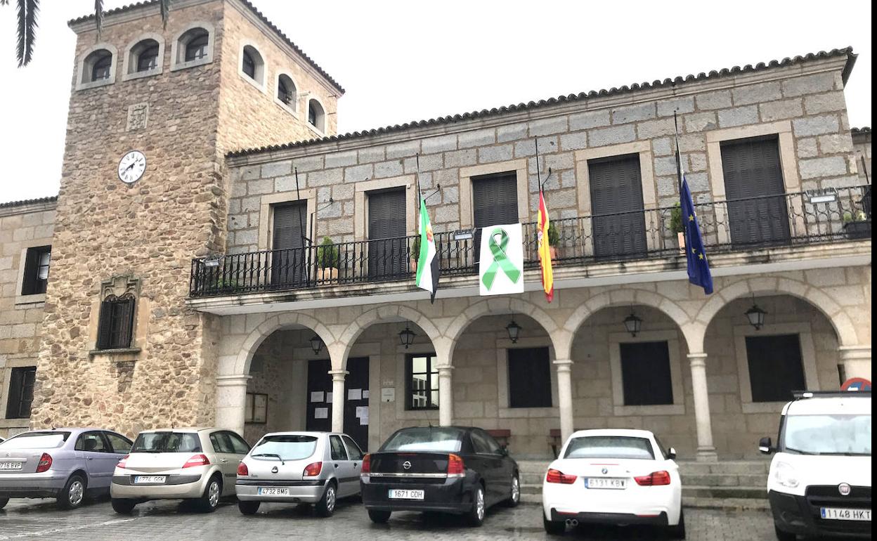 Banderas a media asta en el balcón del Ayuntamiento de Coria en señal de luto. 