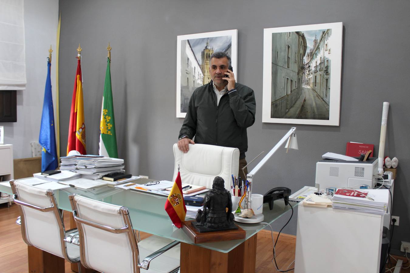 El alcalde en el Ayuntamiento manteniendo las llamadas