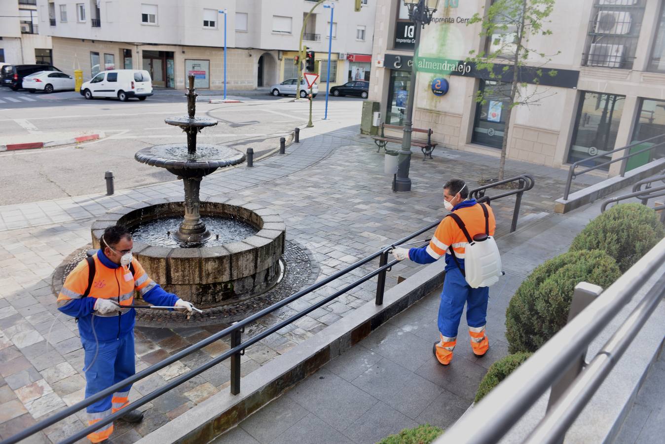 Operarios realizando trabajos de desinfección