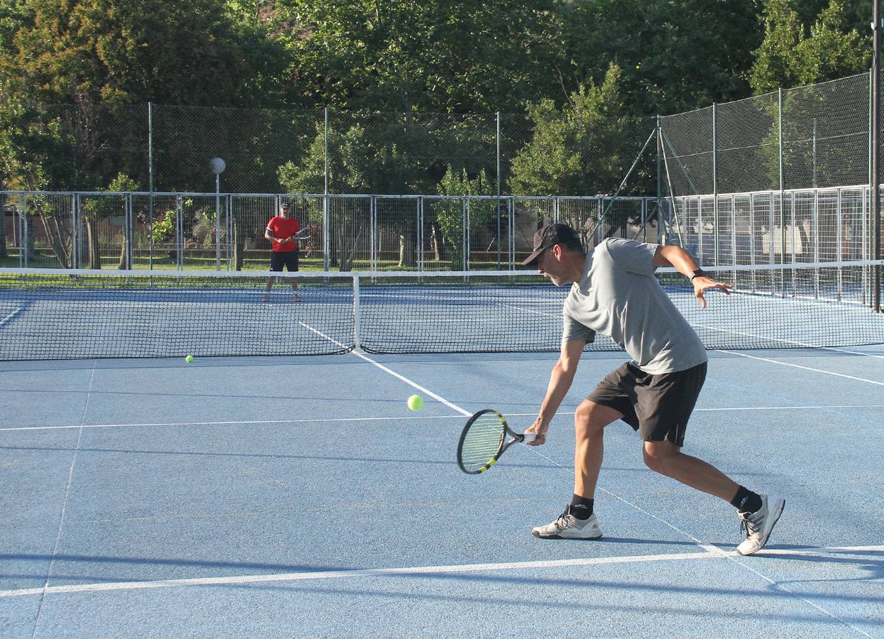 Tenistas disputando un partido del torneo