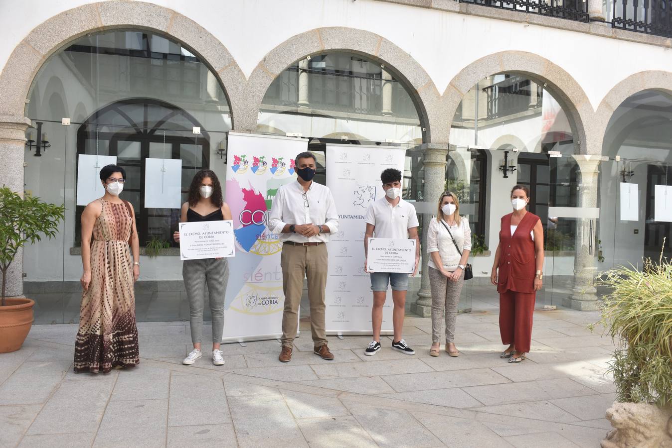 Entrega de premios con los alumnos becados