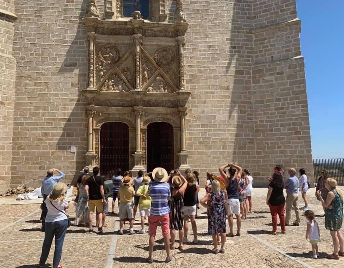 Grupo de turistas visitando la ciudad