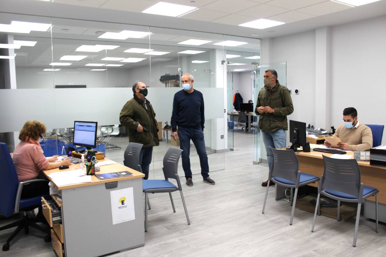 El alcalde y el concejal de Hacienda en las nuevas instalaciones de Emdecoria