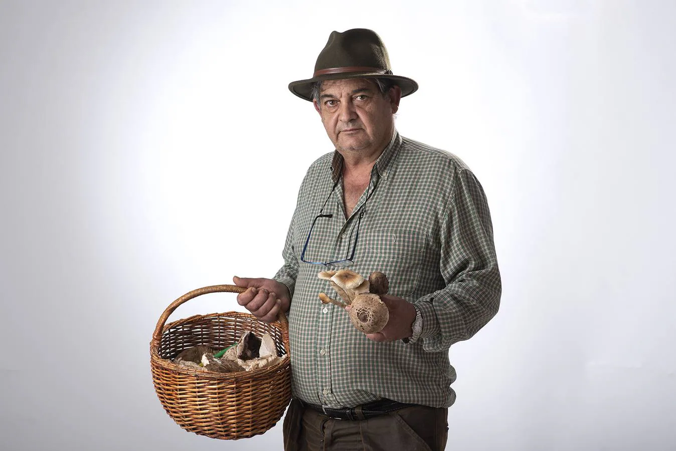 Francisco Méndez González con una cesta de setas