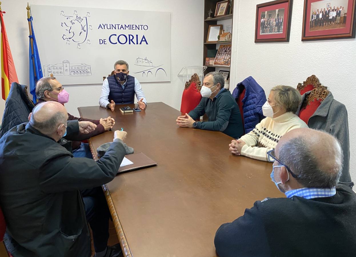 Miembros de la nueva directiva con el alcalde