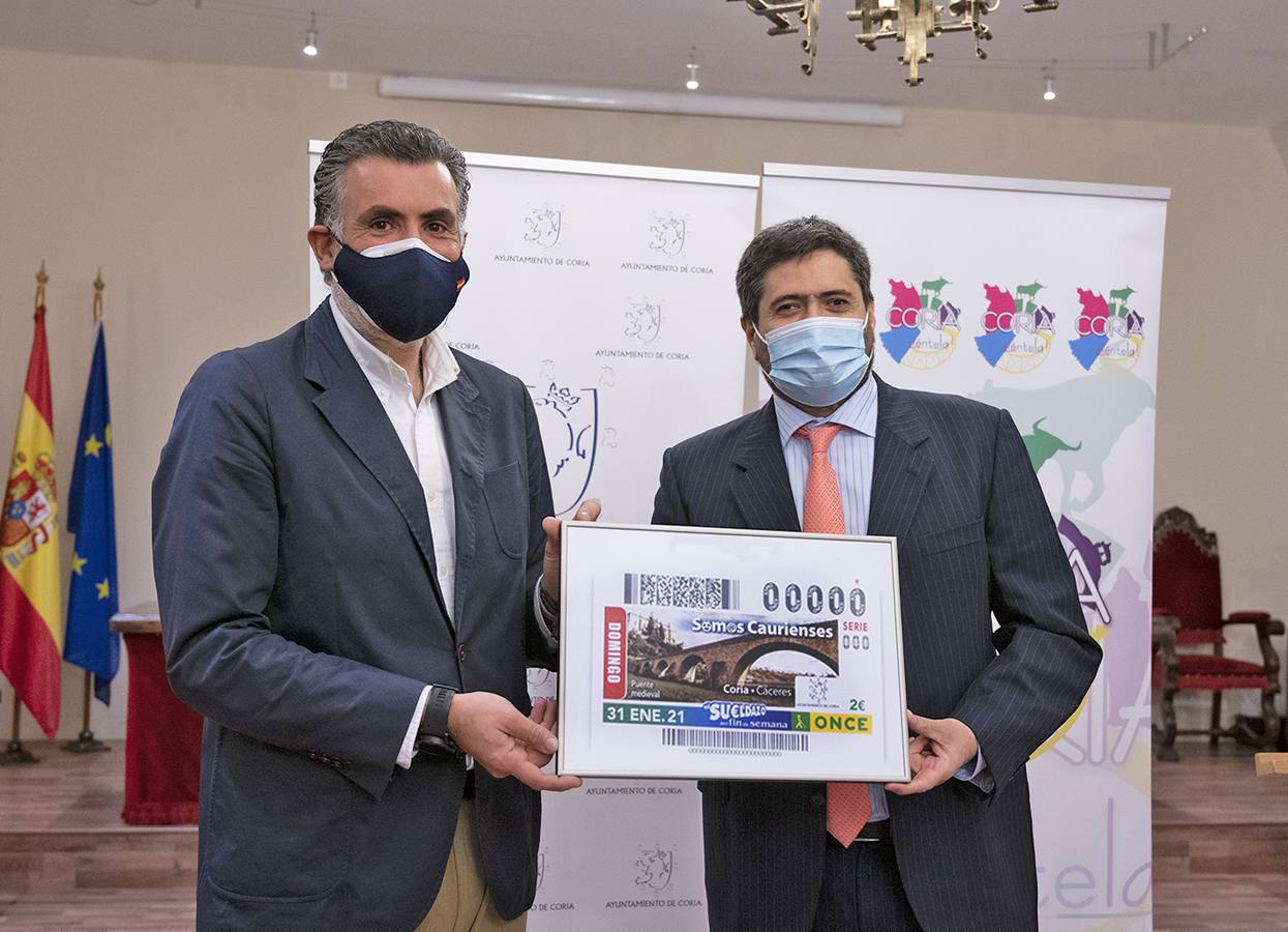 El alcalde y el delegado de la ONCE presentando el cupón