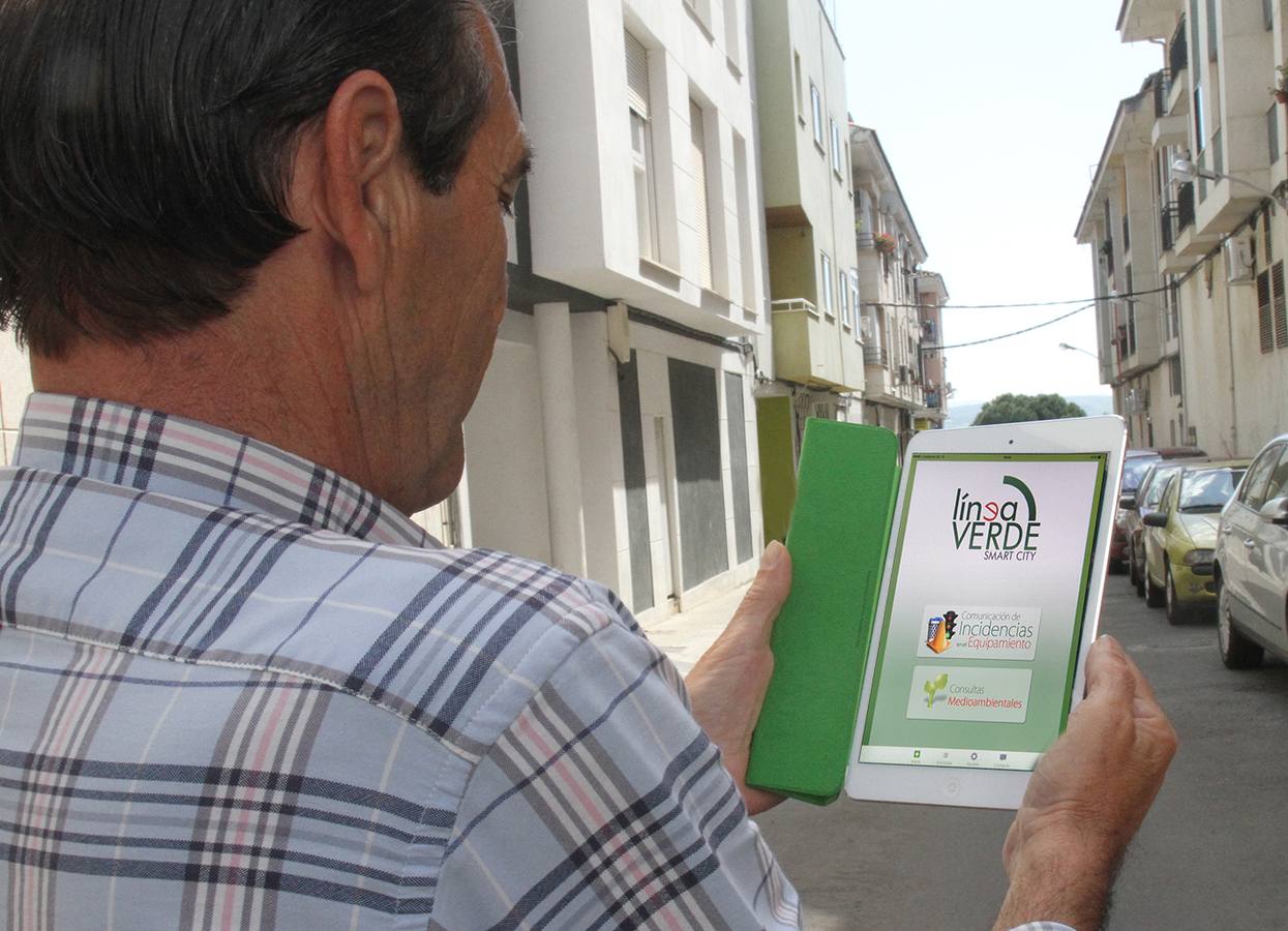 Ciudadano utilizando el servicio Línea Verde