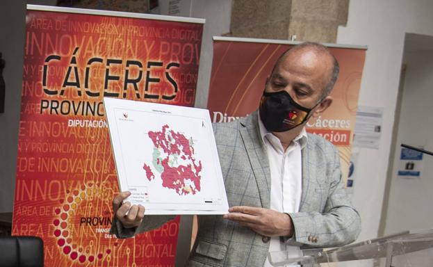 El diputado de Innovacion, Santos Jorna,, muestra el mapa de cobertura de la fibra óptica en la provincia 
