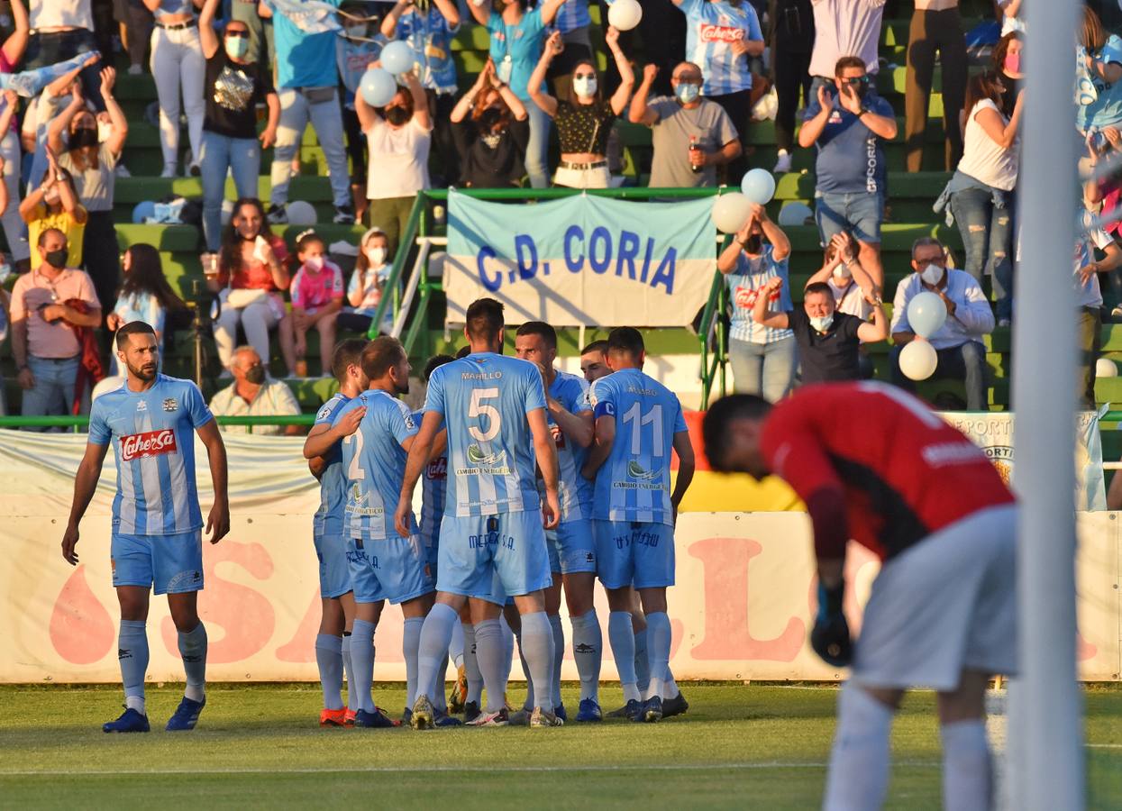 Celebrando el gol ante los aficionados del Coria