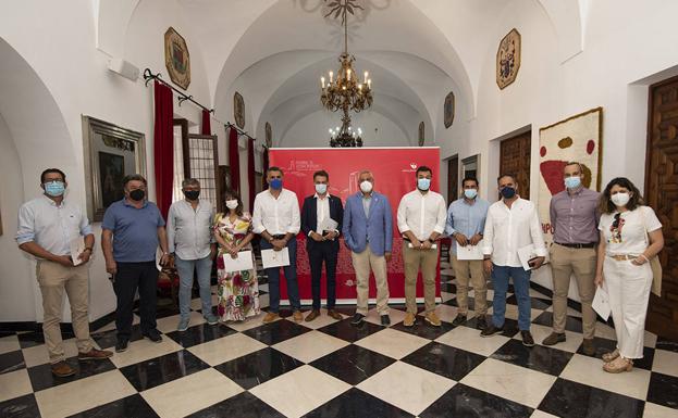 Los 12 ayuntamientos con más de 5.000 habitantes de la provincia firman el plan extraordinario de la Diputación 'Pueblos con Futuro'