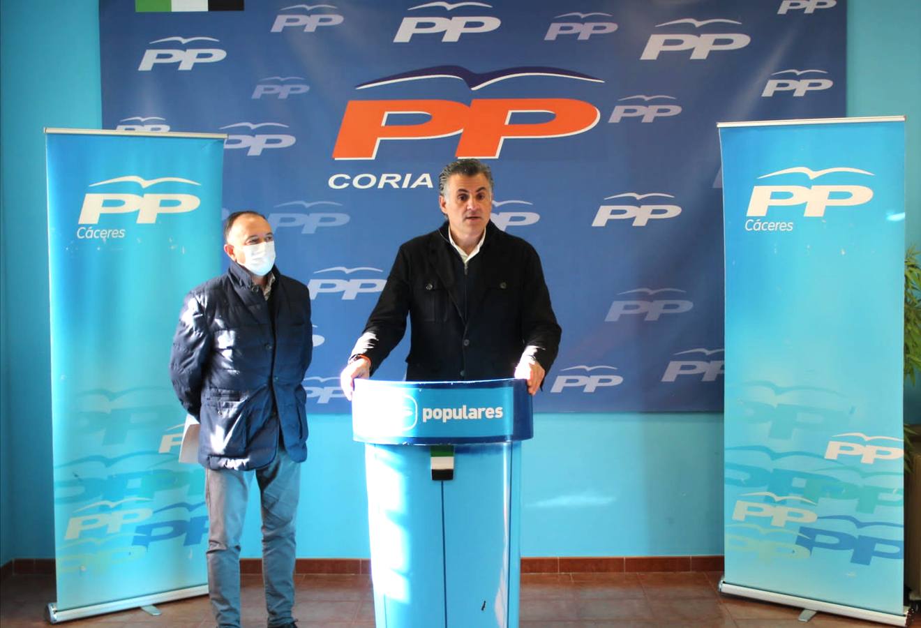 Laureano León y José Manuel García Ballestero presntando las enmiendas