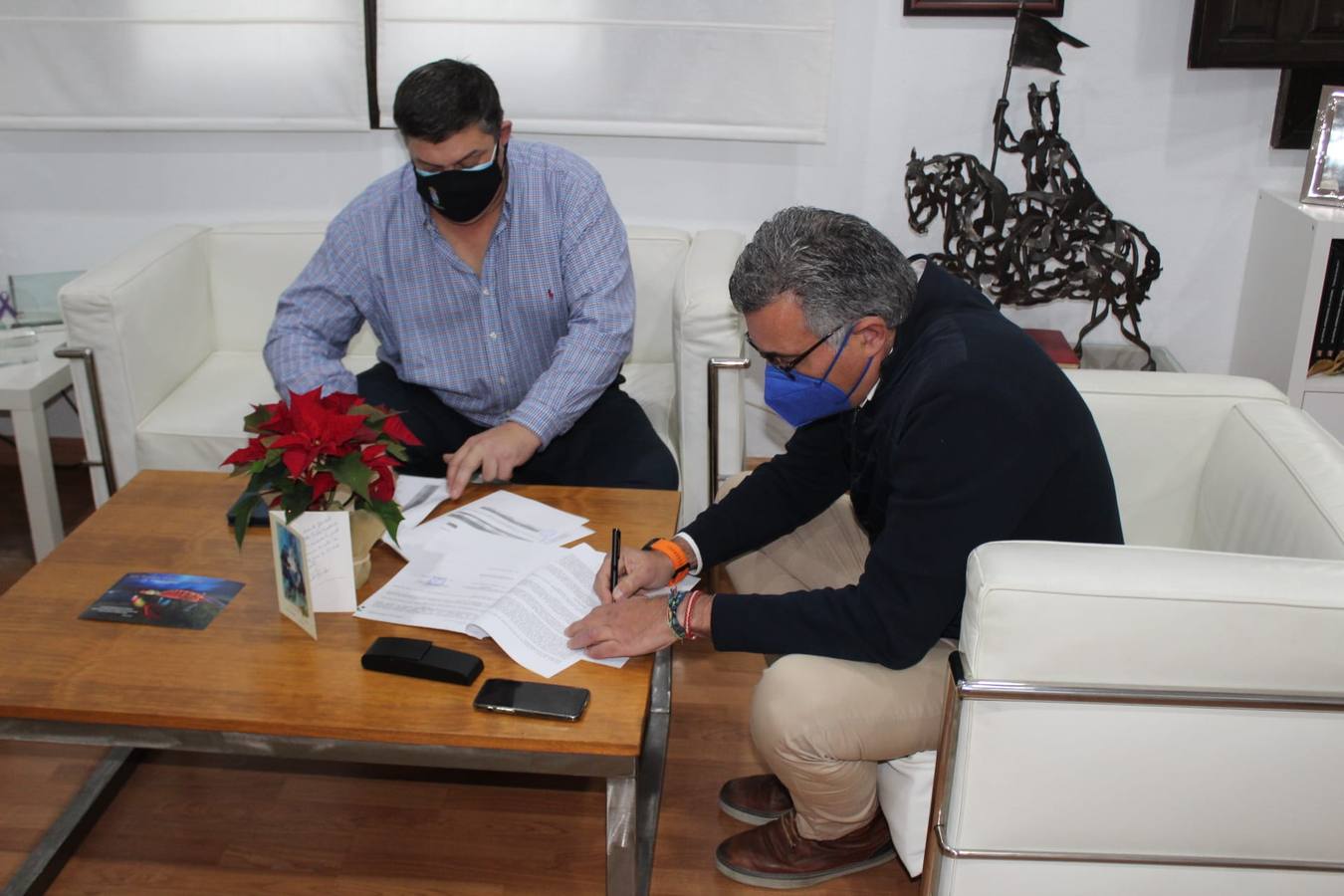 Firma del convenio entre los alcaldes de Cilleros y Coria