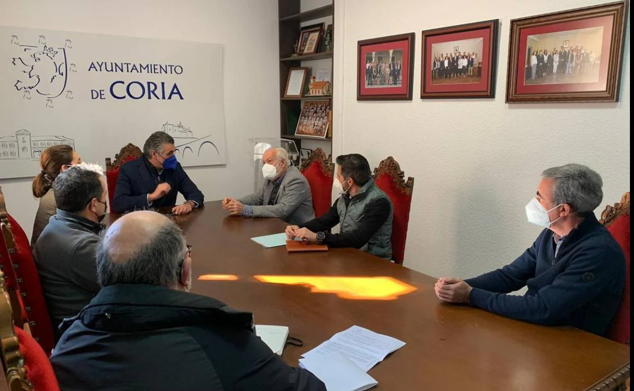 Firma del convenio en el Ayuntamiento de Coria