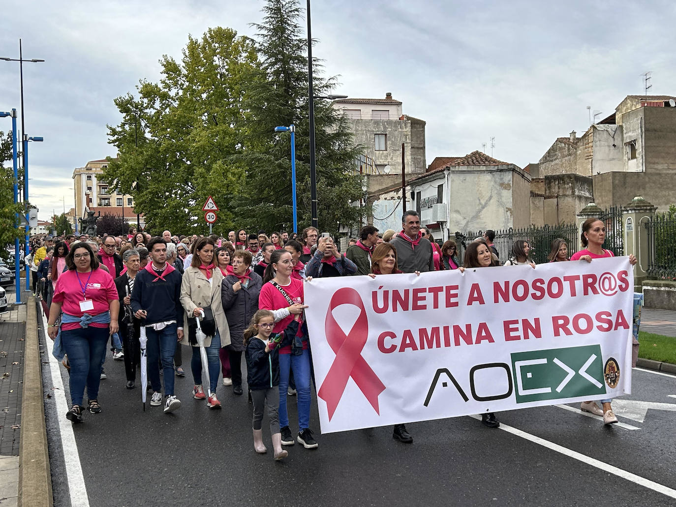 Coria se tiñe de rosa por el cáncer de mama