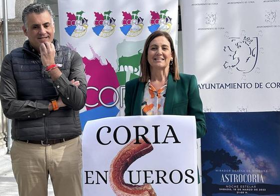 El alcalde de Coria, junto a la edil de Turismo, en la presentación del certamen.