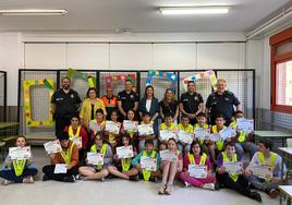 Alumnos del colegio Zurbarán con su diploma de seguridad vial.