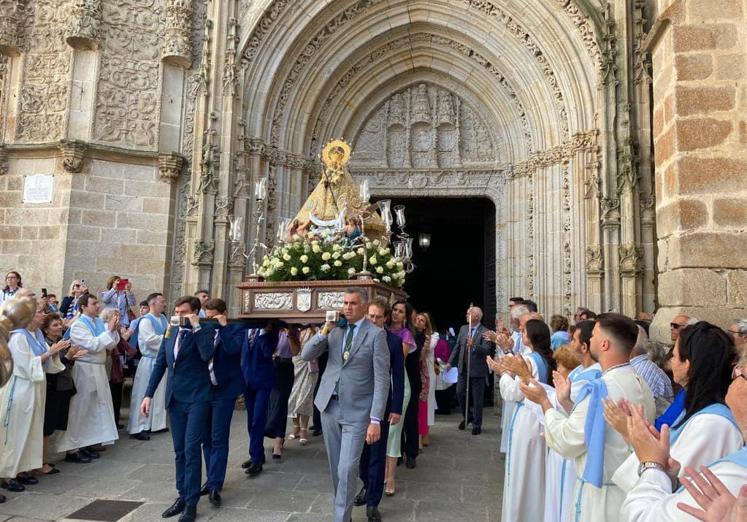 Imagen principal - Salida de la Virgen hacia su Santuario, recogida del bastón de mando por el alcalde y salva de fuegos artificiales en honor a la Virgen.