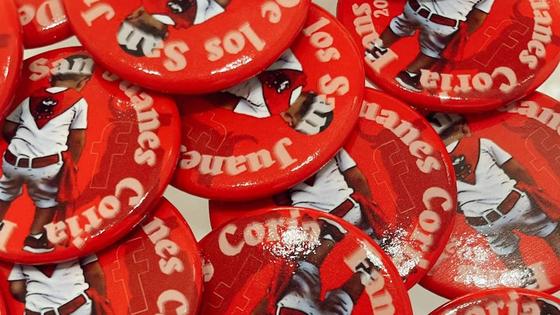 Ponen a la venta chapas solidarias con motivo de San Juan