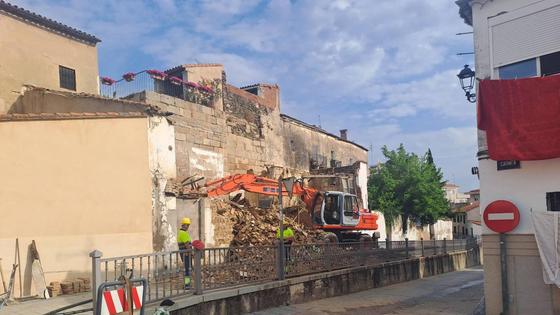 Continúan los trabajos de demolición de casas para el descubrimiento de la Muralla Romana de Coria
