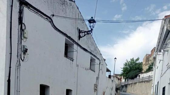 La Policía Local de Coria derrumba una casa de la calle Peligro