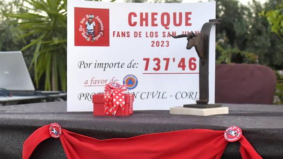 Fans de los Sanjuanes dona 737 euros a Protección Civil gracias a sus chapas solidarias
