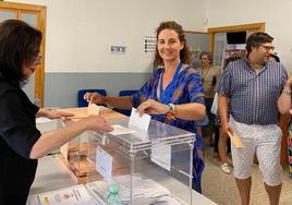 Almudena Domingo, alcaldesa de Coria votando.