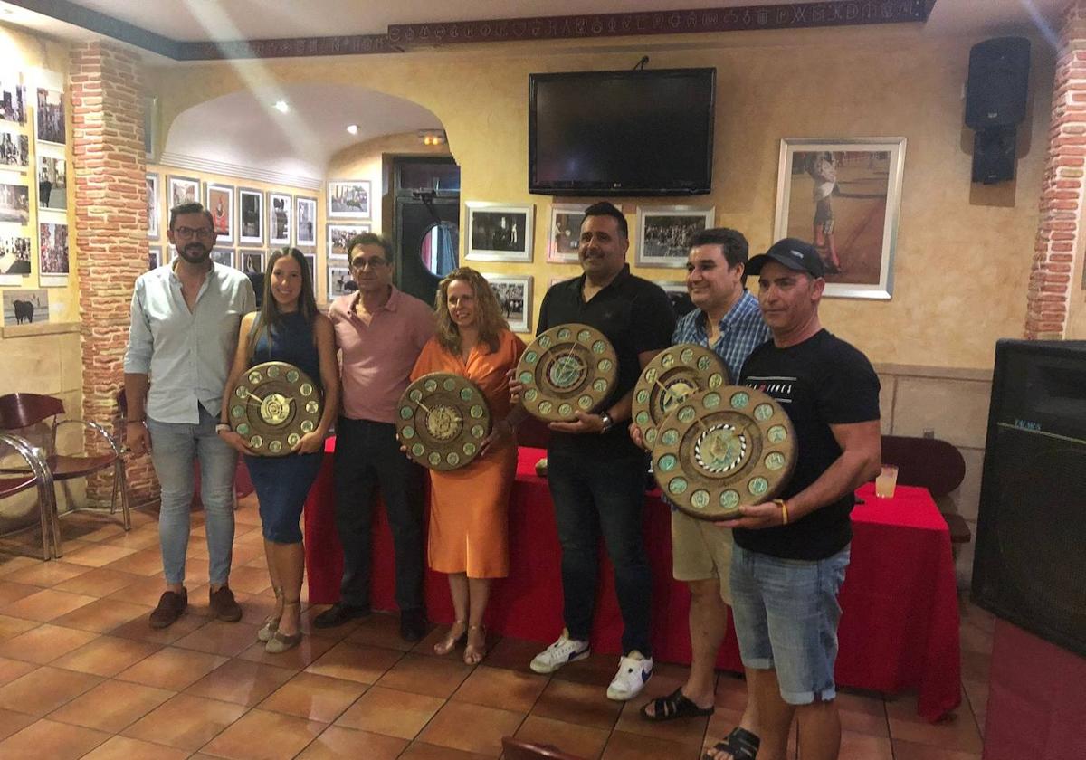 Abanderados con su obsequio.