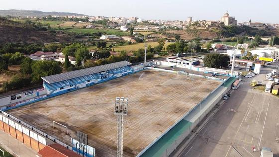 Comienza la resiembra del campo municipal de fútbol La Isla