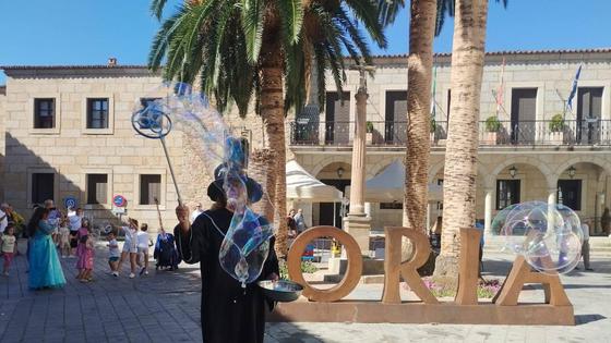Miles de personas disfrutan del Mercado de las Velas y el Jueves Turístico de Coria