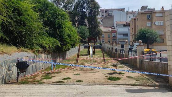 Cortado y señalizado por avispas el parque infantil del Parque de Cadenetas
