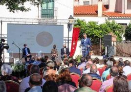 Entrega de un premio anterior.