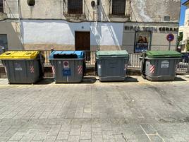 Contenedores en una calle de Coria.