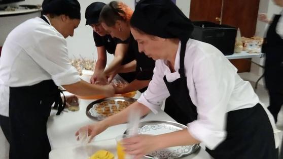 Los alumnos de la Escuela Profesional Dual de Empleo de Coria siren un lunch a los mayores de Puebla de Argeme