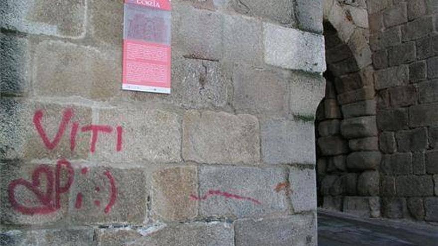 Piden actuar contra el vandalismo de las calles de Coria