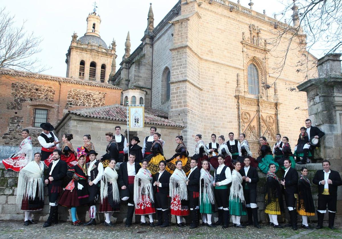 Coria organiza un desfile de trajes regionales con motivo del día de Extremadura
