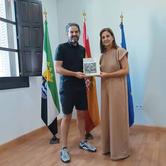 La Biblioteca Municipal de Coria ya cuenta con un ejemplar de «The Alec Gil Hessle Road photo archive»