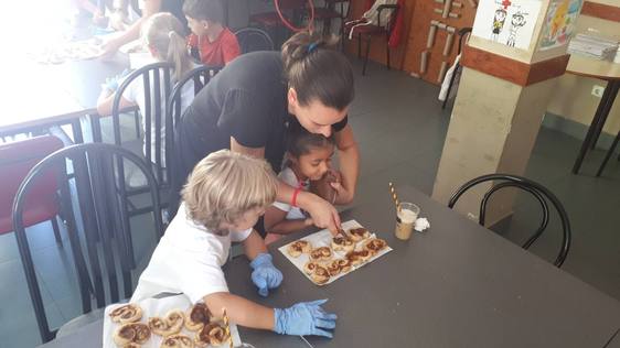 Los niños del campamento de Cruz Roja han cocinado junto a los alumnos la Epd de Coria