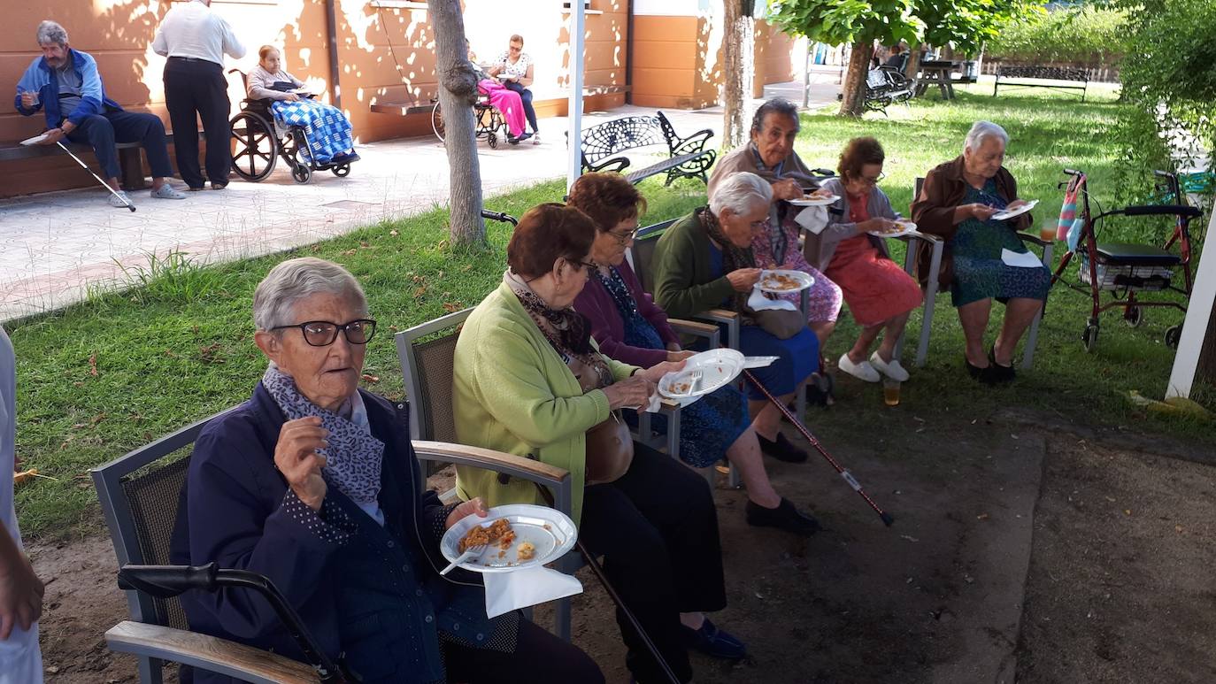Migas, arroz con leche y roscas de vino para acompañar a los ancianos