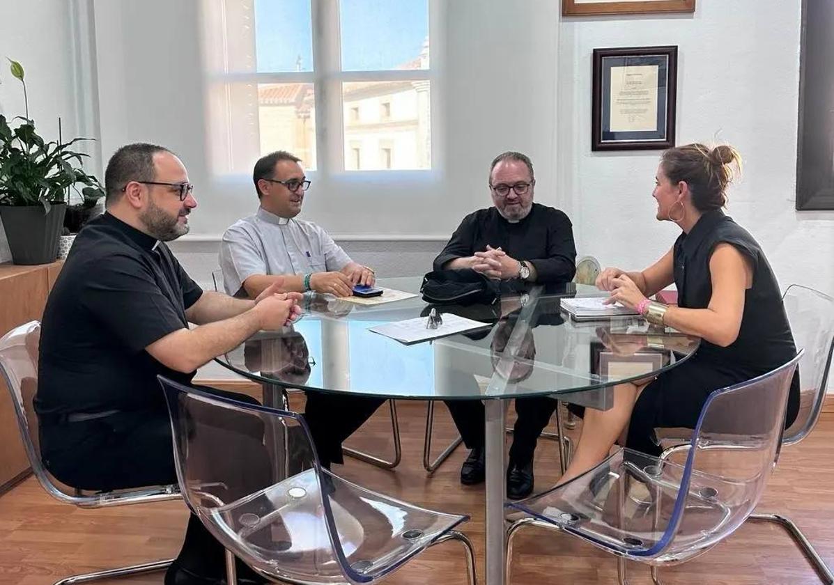 Reunión del Dean y la alcaldesa.